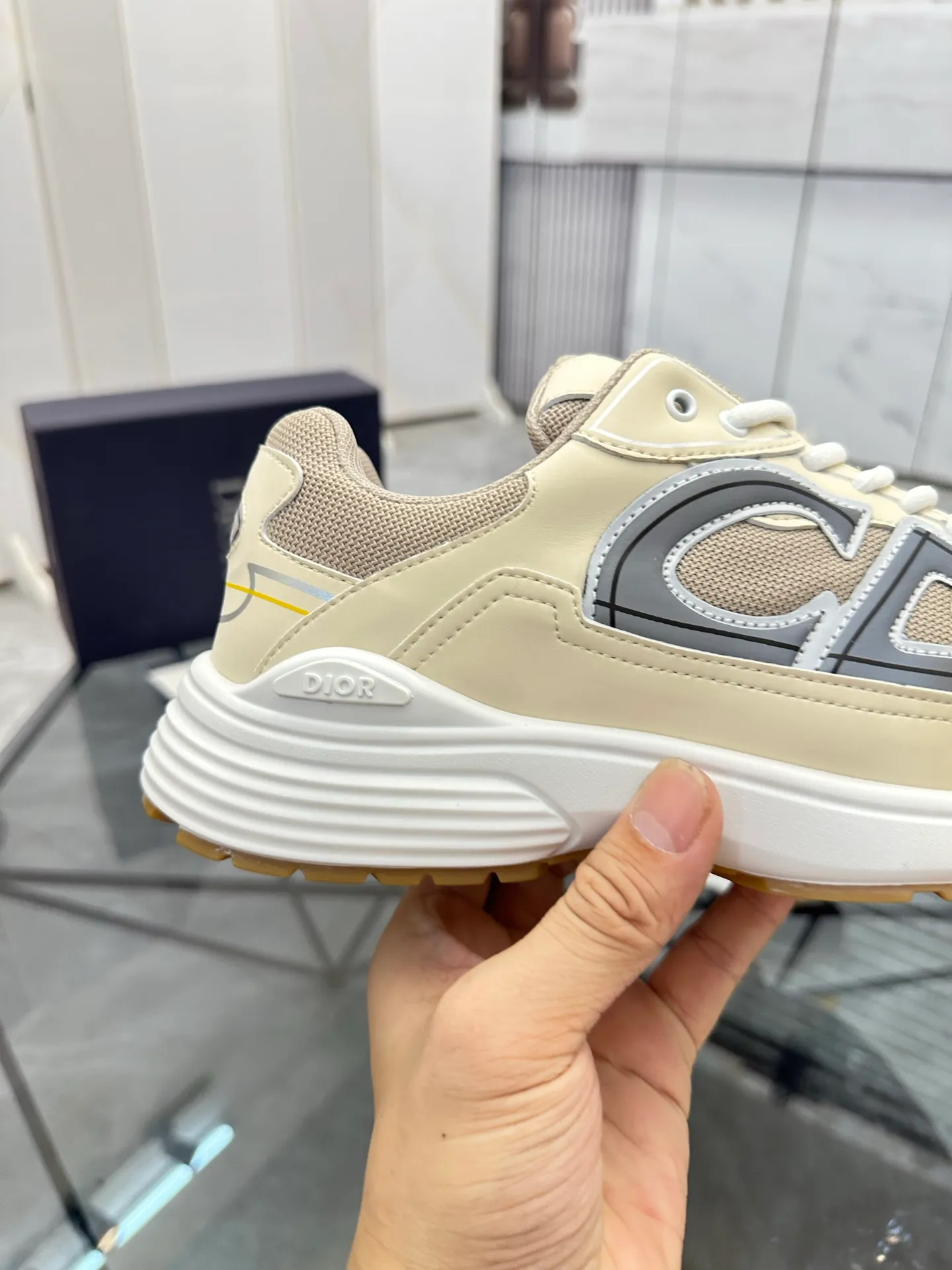 Men's shoes: 💰P400¥ Available in Guangzhou Product trademark: Dior* "Dior*" low-top casual shoes Regular size: 35-46 (can be customized to 47) Couple style Product materials: Upper imported cowhide stitched with original fabric, breathable lining, ultra-light foam original outsole. No.: 007
